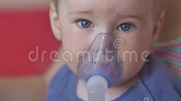 一个戴着吸入器面具的迷人小孩吸入程序家治疗肺部疾病视频的预览图