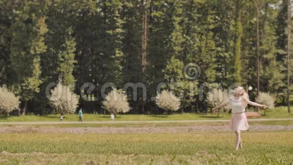 一个快乐的年轻俄罗斯女孩正在城市公园里奔跑视频的预览图