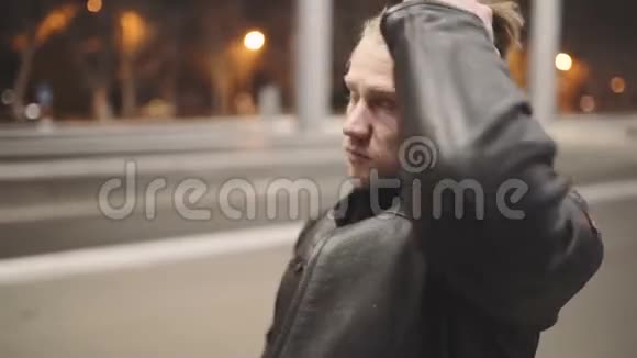 白种人摩托车手戴着头盔在夜街视频的预览图