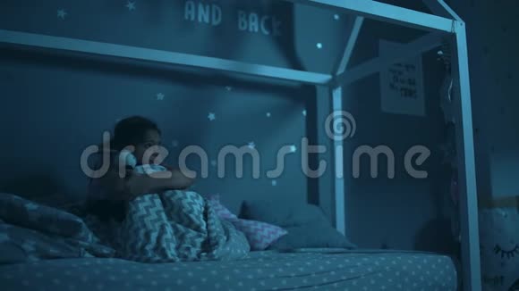 晚上坐在床上的小女孩视频的预览图