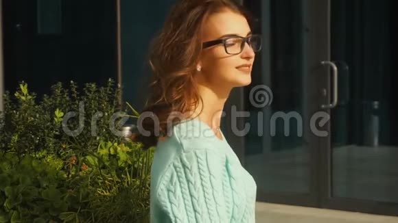 戴墨镜的年轻美女微笑着把脸转向一边视频的预览图