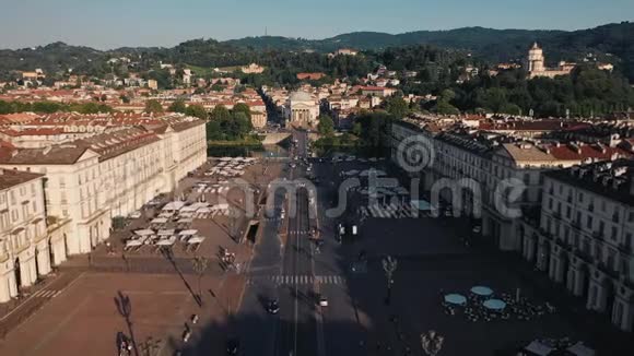 意大利都灵中心上空的无人机飞行视频的预览图