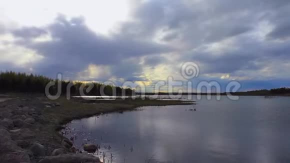 夕阳西下云彩飞过湖面视频的预览图