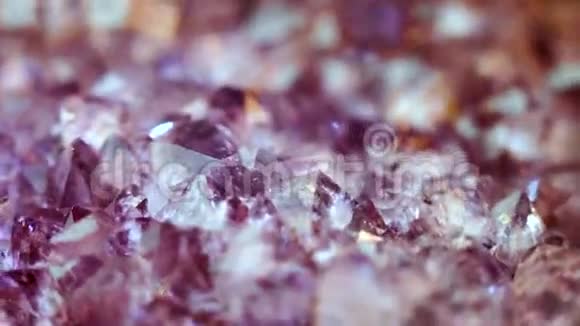 旋转的紫水晶背景概述视频的预览图