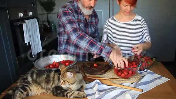 成年夫妇男女剥切草莓做草莓酱互相喂饭笑着玩缅因州考恩凯特视频的预览图