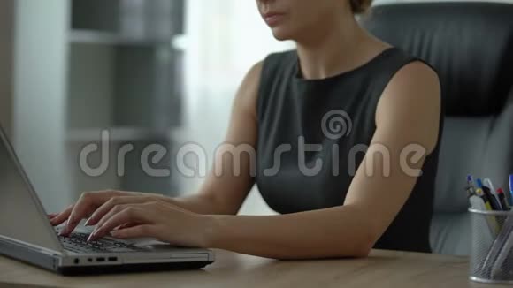 女性在笔记本电脑上工作感觉手腕疼痛关节炎视频的预览图