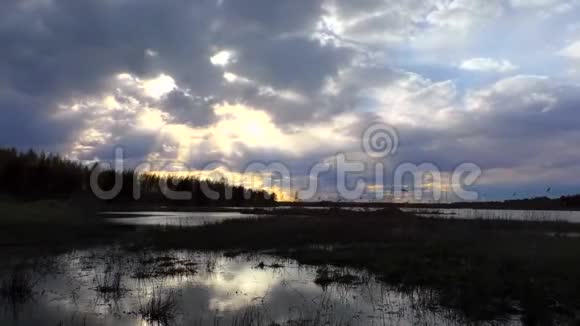 夕阳西下云彩飞过湖面视频的预览图