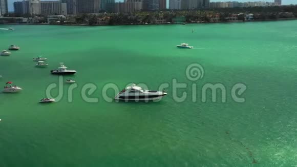 迈阿密的空中录像游艇视频的预览图