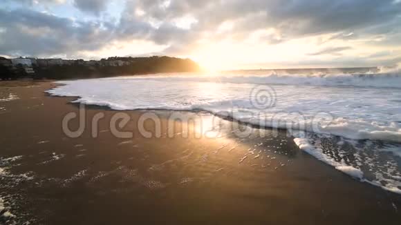 海滩上美丽的海浪和夏日温暖的夕阳视频的预览图