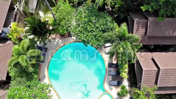空中飞行无人机在阳光明媚的热带天堂岛上的豪华五星级度假村游泳池景观1920x1080视频的预览图