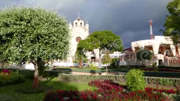 厄瓜多尔中央公园Matriz教堂视频的预览图