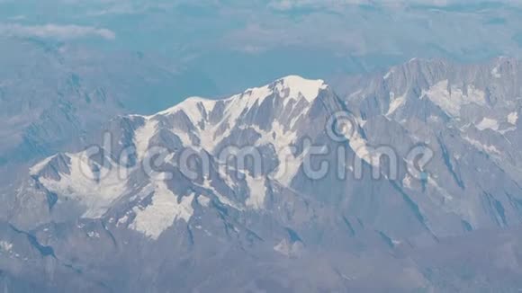 在秋季飞越阿尔卑斯山勃朗峰及其冰川的神奇景观视频的预览图