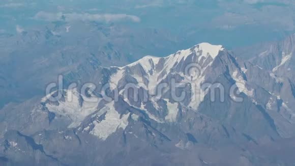 在秋季飞越阿尔卑斯山勃朗峰及其冰川的神奇景观视频的预览图