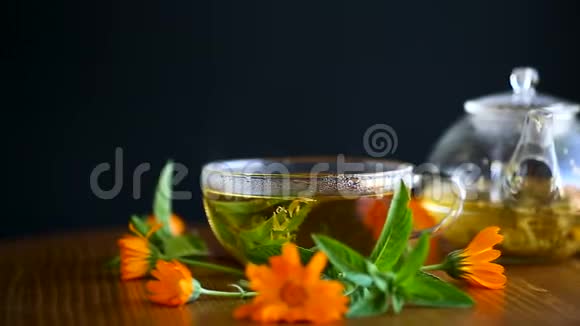 杯中金盏花鲜茶视频的预览图