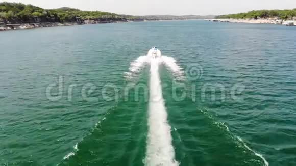 夏季湖上快艇的鸟瞰图视频的预览图