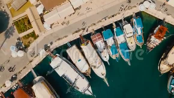 带游艇的海港空中垂直景观视频的预览图