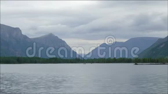 时间推移的云移过湖泊和山脉夏季景观俄罗斯东部萨扬的雄伟野性视频的预览图