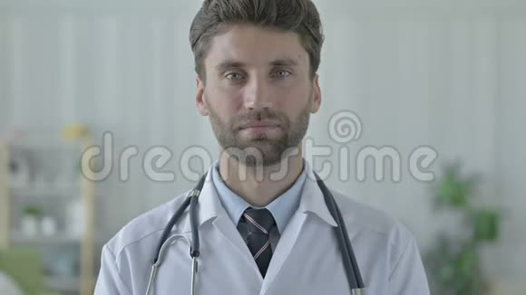 年轻的医生在镜头前微笑视频的预览图