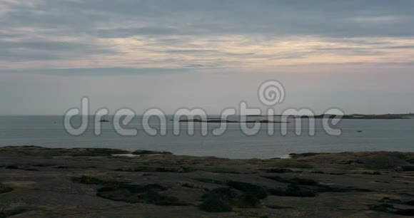 一片悬崖景观海洋和天空与一艘小摩托船渡水视频的预览图