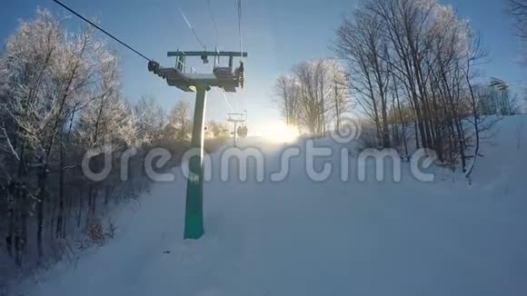 明亮的阳光照亮了山顶大自然在滑雪场迎接游客视频的预览图