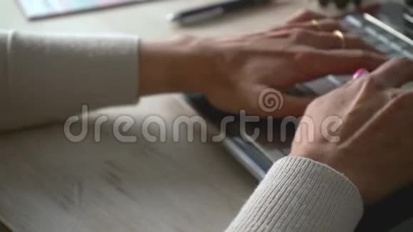 打电脑的女人的手视频的预览图