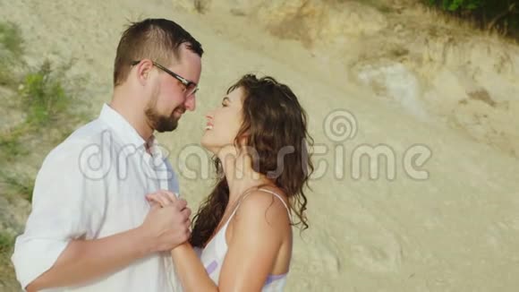 雨后潮湿的情侣在海滩上接吻视频的预览图