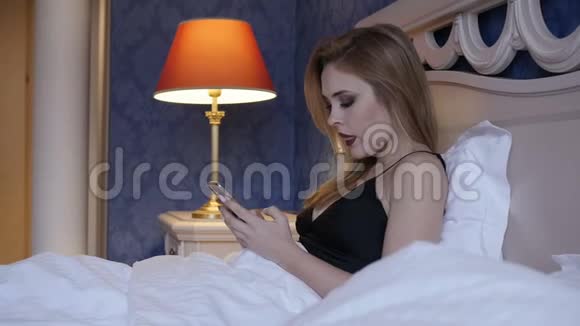 金发女人在发短信视频的预览图