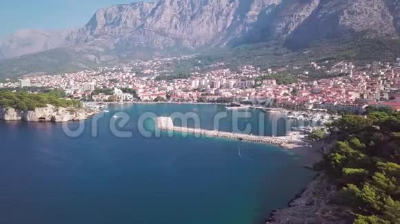 克罗地亚马卡斯卡城市海港全景可以看到大海和山脉用无人驾驶飞机拍摄视频的预览图