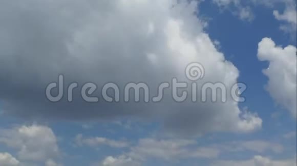 美丽的云景在晴朗的蓝天上有白色的蓬松云抽象的自然背景延时录像视频的预览图