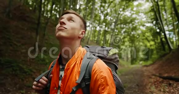 带背包的男人环视森林视频的预览图