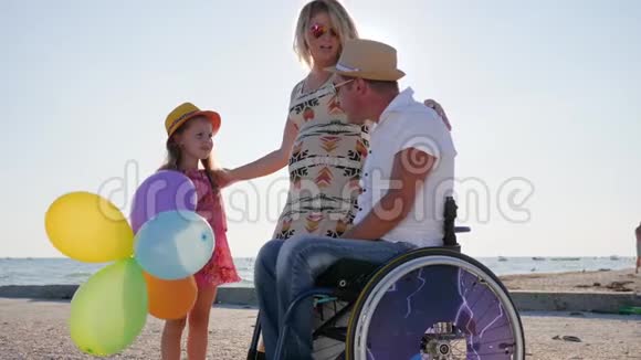 幸福的妈妈和女儿站在爸爸身边背光残疾家人谈论怀孕父母告诉视频的预览图