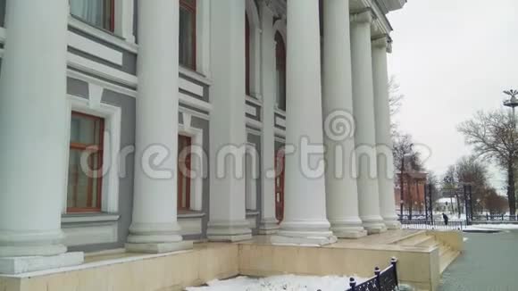 俄罗斯图拉2018年12月14日中午萨摩瓦博物馆的建筑有大柱子的房子视频的预览图