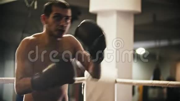拳击训练男子训练拳击台上的影子战斗视频的预览图