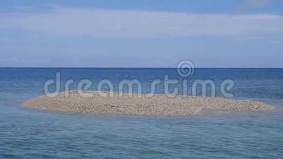 巴拉苏岛由珊瑚组成一个非常小的荒岛位于伊里奥莫特以北视频的预览图