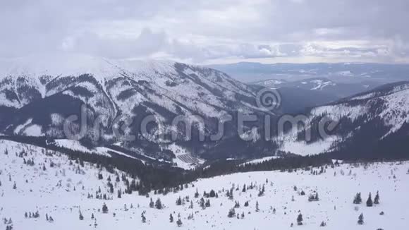 亚斯纳欧罗巴航空无人机顶景雪山斯洛伐克滑雪冬季坠毁视频的预览图