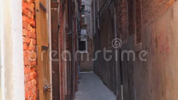 古老狭窄的街道和古老的中世纪建筑的立面威尼斯视频的预览图