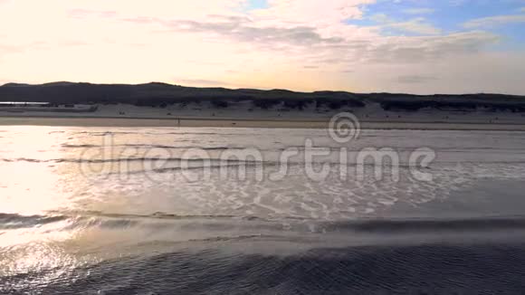 波浪在后院太阳的背景下向海岸移动荷兰视频的预览图