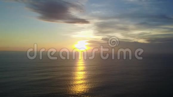日落俯瞰海洋和一艘漂浮的船水上的太阳光红日和孤舟视频的预览图