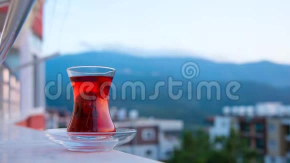 在土耳其白天到夜晚的日落时分土耳其人用土耳其杯茶反射和天空之光倾斜下来视频的预览图
