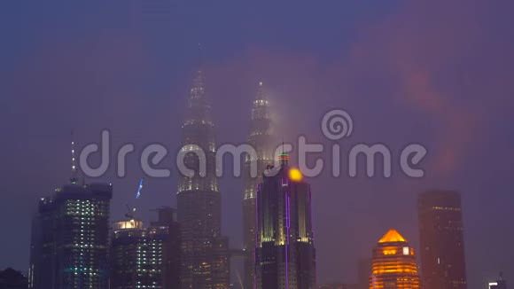 城市中心城市景观的时间推移镜头云层飘过塔楼视频的预览图