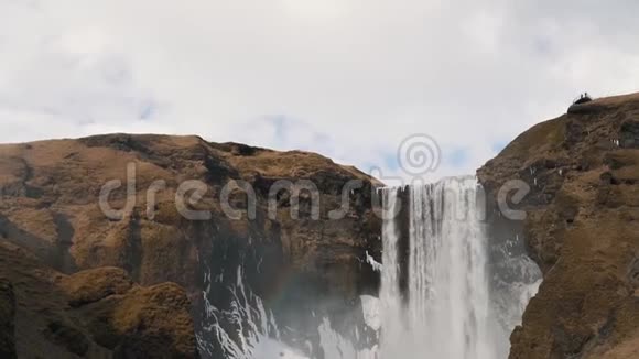 冰岛的瀑布蜿蜒而上视频的预览图