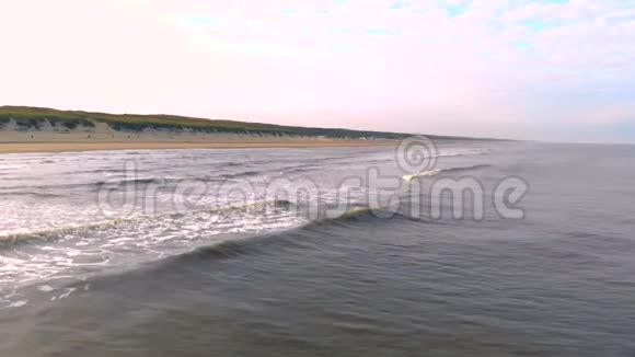 波浪在后院太阳的背景下向海岸移动荷兰视频的预览图