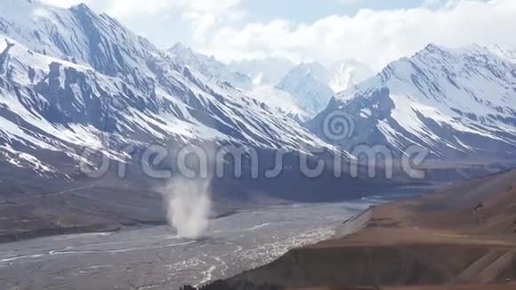 山脉龙卷风视频的预览图