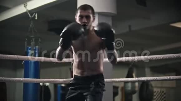 拳击训练一个人在健身房训练拳击场上的影子战斗视频的预览图