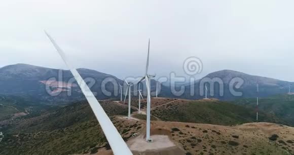 空中观景台美丽的风车涡轮机风能涡轮机空中无人机射击4K50fps视频的预览图