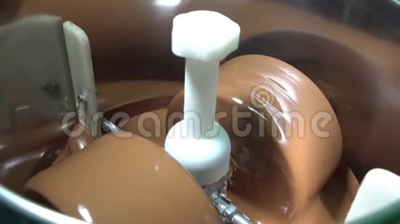 一台冷冻机保存着巧克力液体巧克力在钢碗里转动视频的预览图