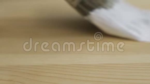 缓慢的运动即用画笔在白色的木板上涂上油漆视频的预览图