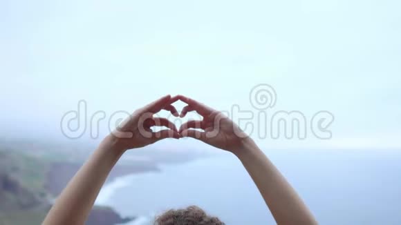 一个坐在山顶上的女人沉思着用手做了一个手势玛哈萨卡尔反对海洋和视频的预览图