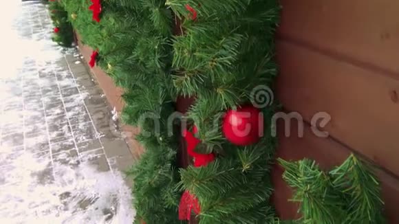 圣诞节装饰和娱乐圣诞树圣诞购物街加兰和球特写视频的预览图