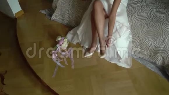 新娘在温柔的脚上穿上结婚鞋视频的预览图